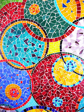 Cercles entrelacés en mosaïques de verre très colorés.
