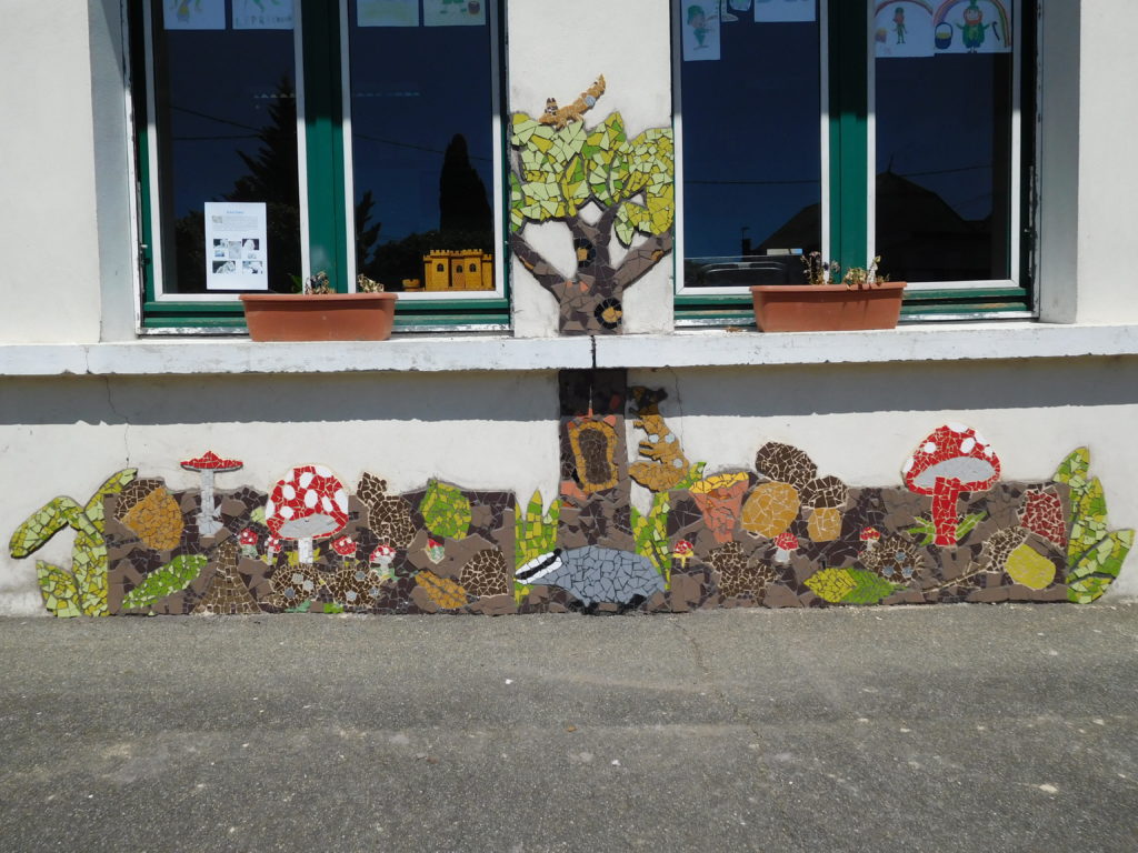 Fresque sur le thème du "sous-bois", réalisé avec des élèves en école primaire. Champignons, feuilles, animaux, arbre.