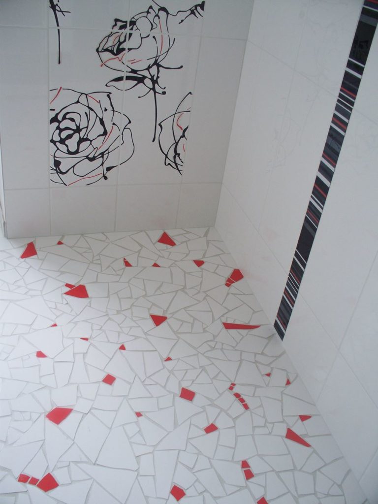 douche à l'italienne en mosaïque casson blanc et rouge