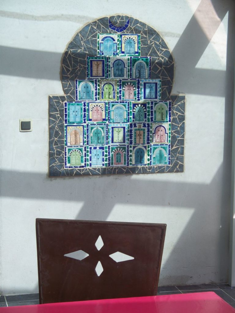 Décoration portes tunisiennes sur terrasse.